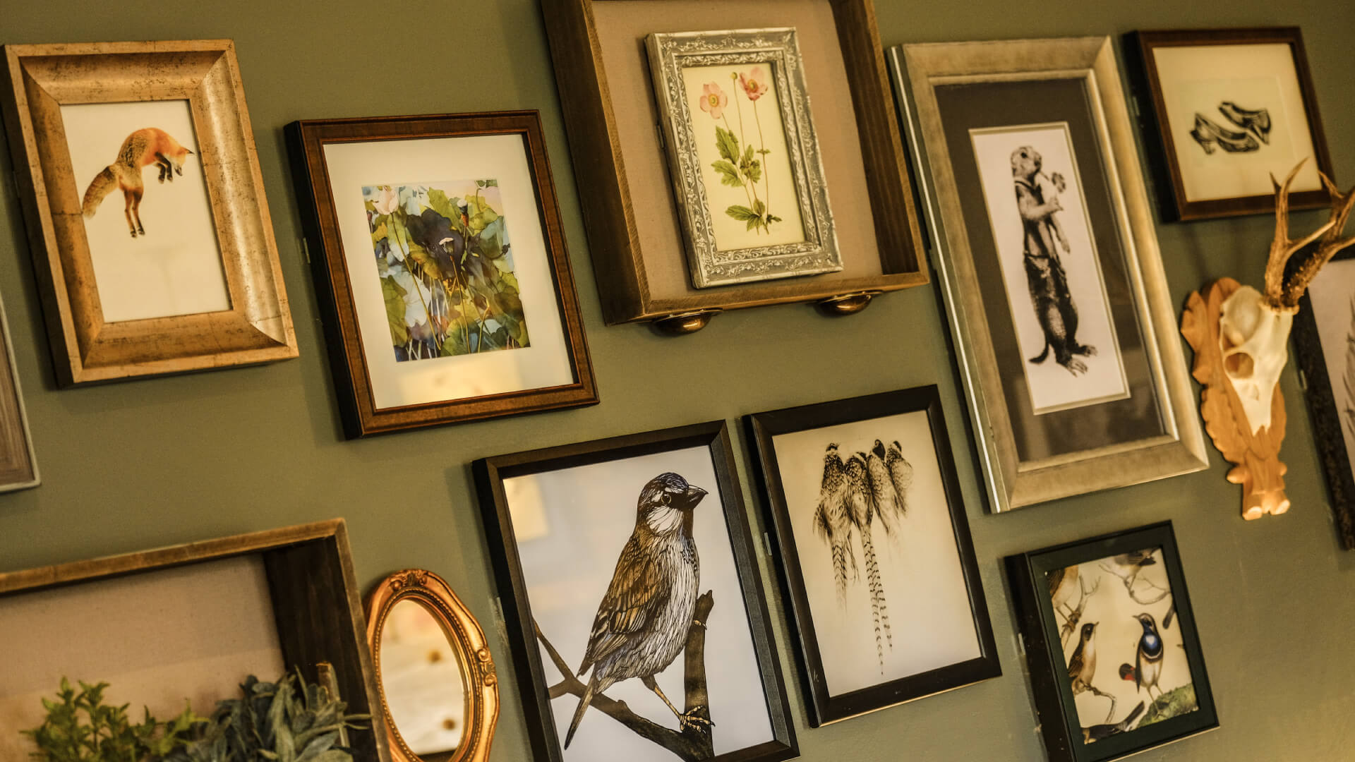 The decor at the Saracen's Head including beautiful wildlife pictures in frames