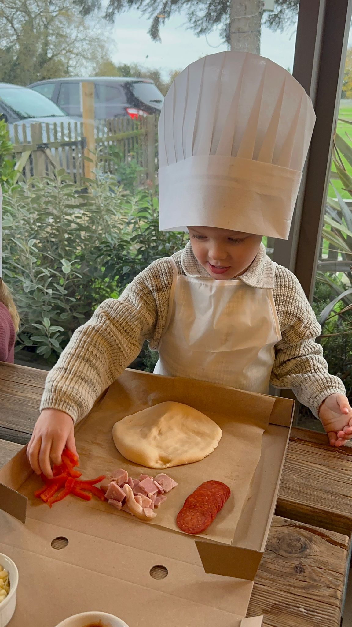 Kids making pizza